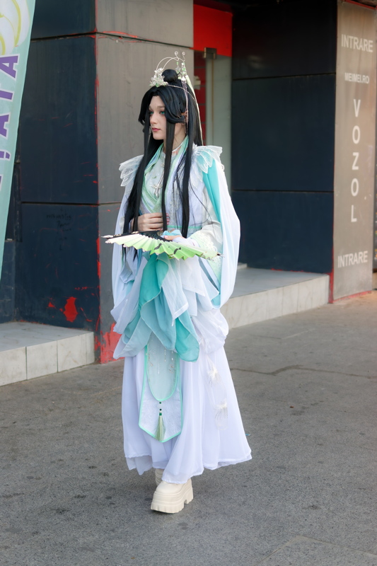 4 - Person dressed as Shi Qingxuan from Heaven Official's Blessing, holding a green fan